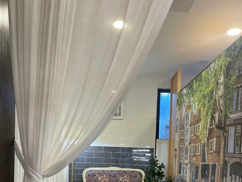 흰 커튼이 드리워진 아늑한 창가 좌석