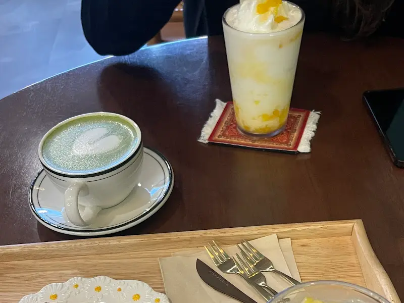 맛있어 보이는 음료와 디저트