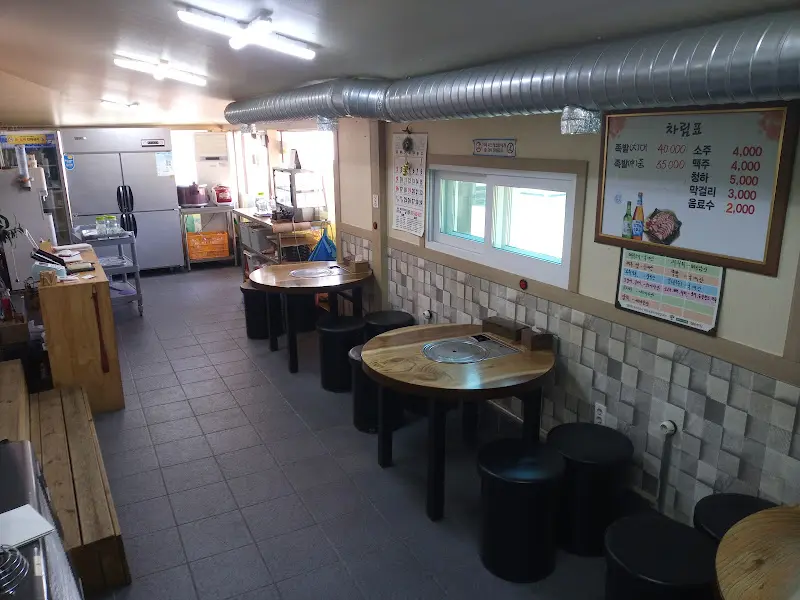 정선 삼터왕족발 내부