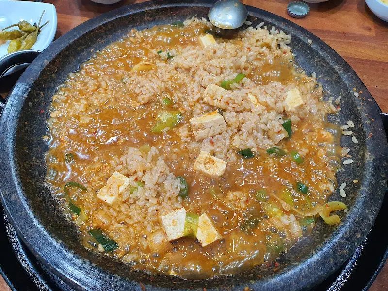 된장찌개에 밥을 말아먹는 모습