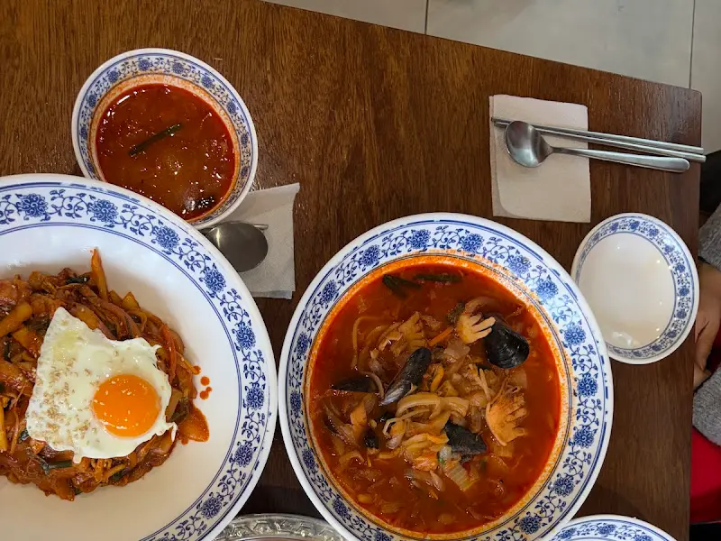 매콤한 양념이 입맛을 돋우는 중화비빔밥