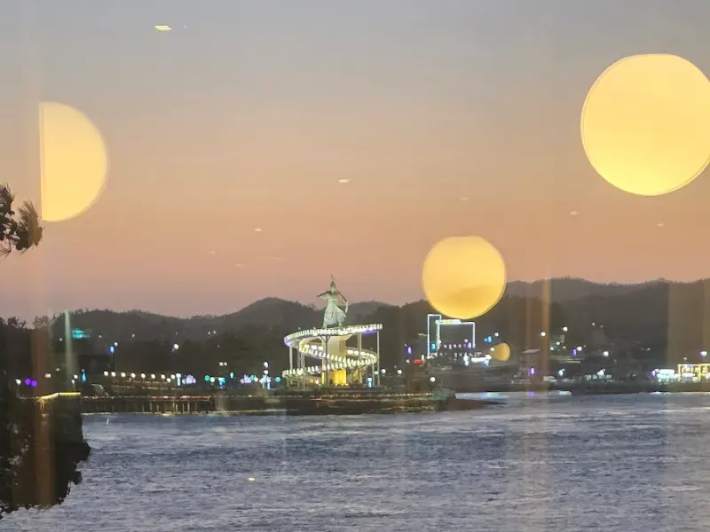 카페 내부에서 바라본 진도의 아름다운 풍경