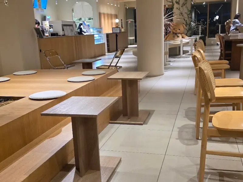 카페 내부의 아늑하고 편안한 분위기