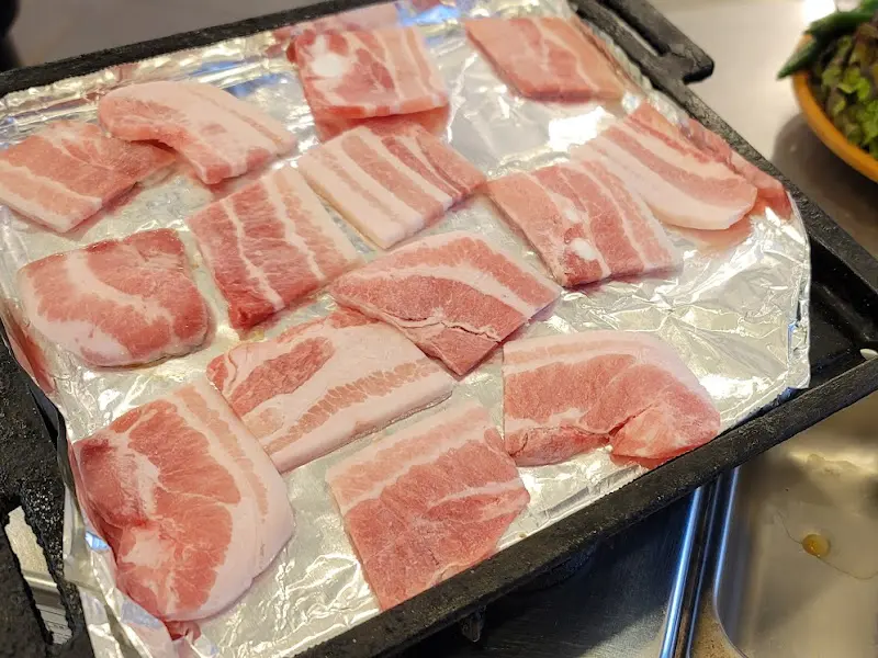 불판 위의 냉동 삼겹살