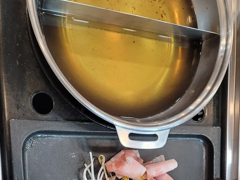 반반 육수가 담긴 냄비