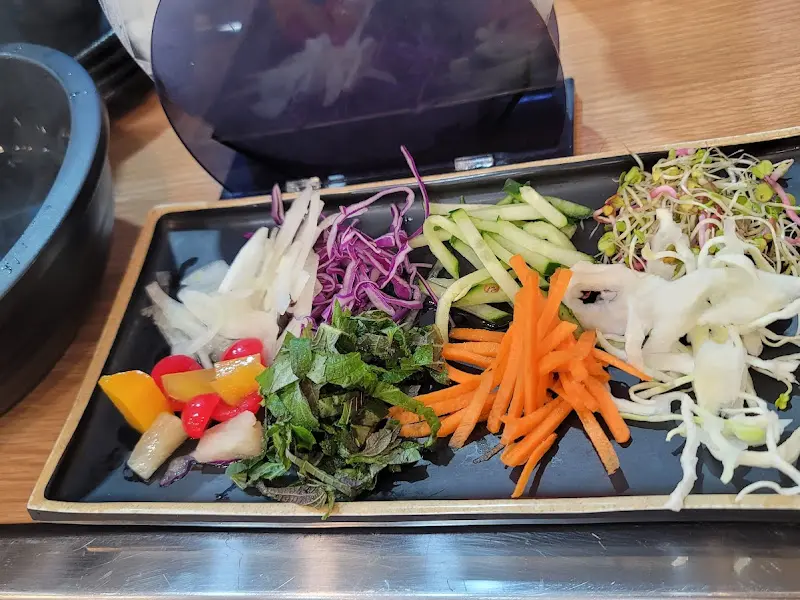 다양한 채소가 담긴 접시