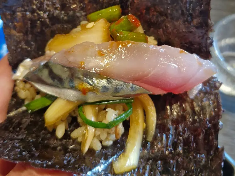 김, 알밥, 고등어회의 환상적인 조합