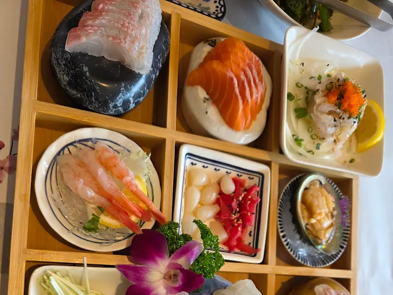 정갈하게 담겨 나온 해산물 모듬