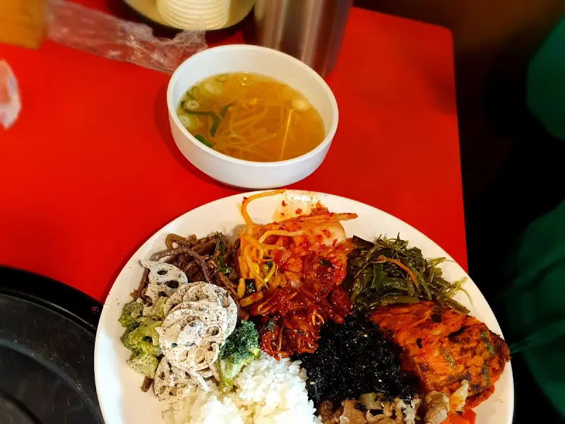 뷔페식으로 즐길 수 있는 다양한 한식 반찬들