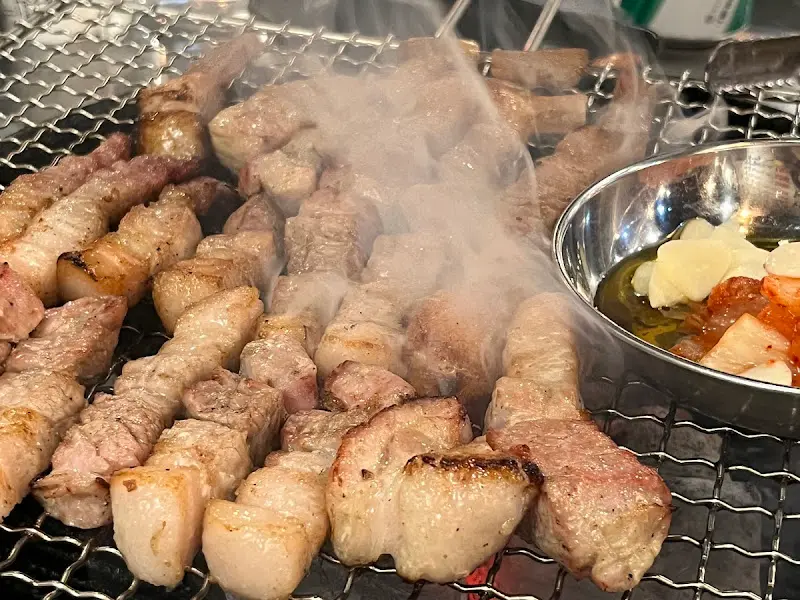 연기가 피어오르는 삼겹살