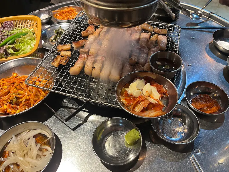 다양한 곁들임 메뉴와 삼겹살