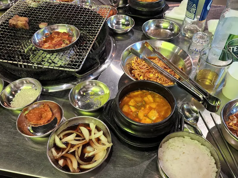 푸짐하게 차려진 테이블