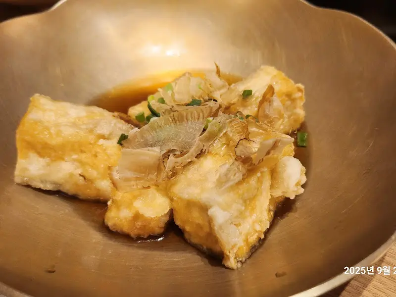 유기 그릇에 담긴 두부 요리