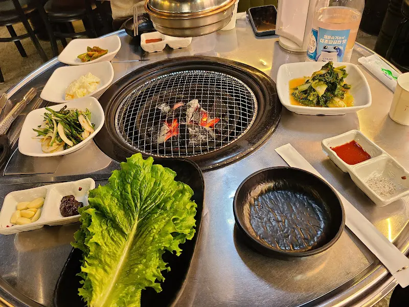 숯불과 밑반찬