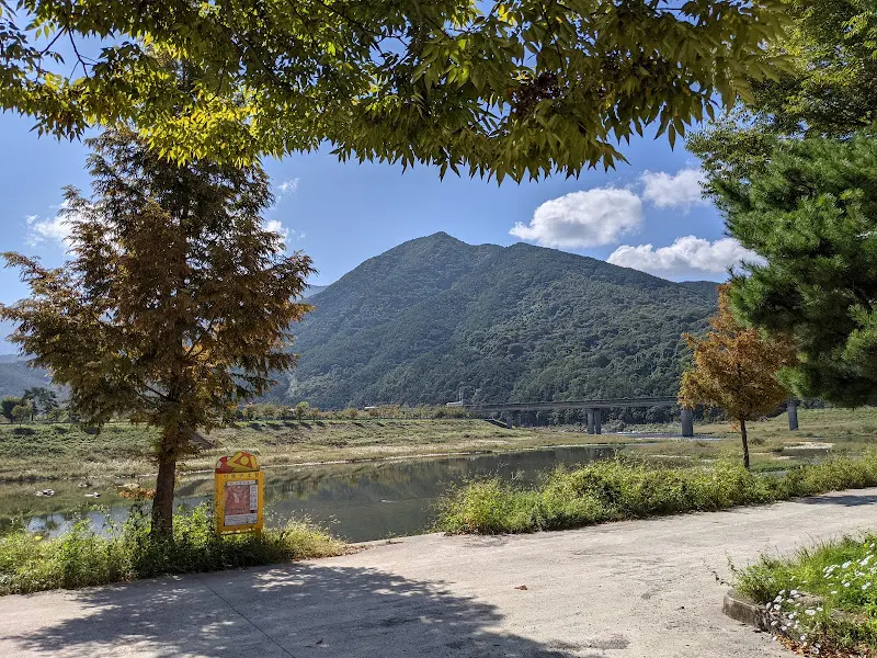 식당 옆 호숫가 풍경