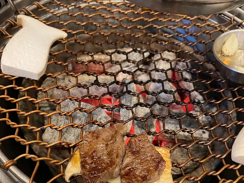 숯불 위에서 익어가는 소고기