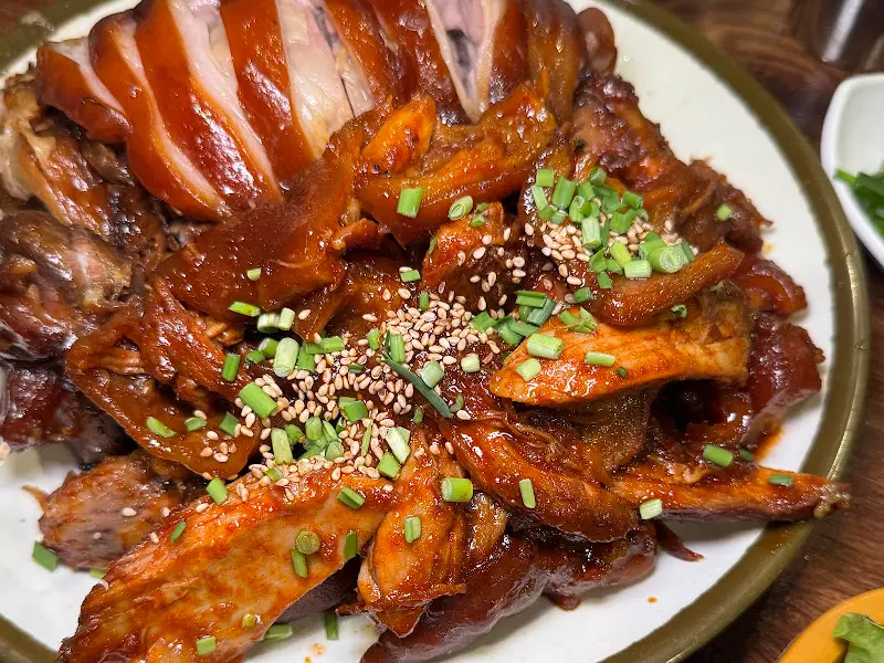 윤기가 좌르르 흐르는 족발의 자태