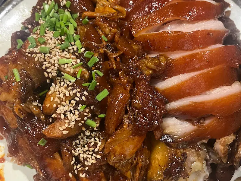 쪽파와 깨가 듬뿍 뿌려진 양념족발