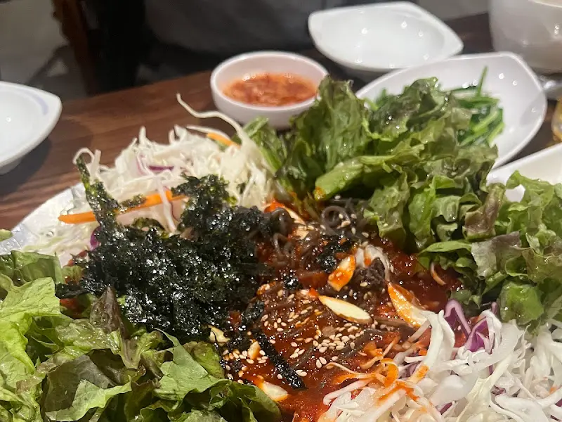 다채로운 채소가 듬뿍 들어간 쟁반막국수