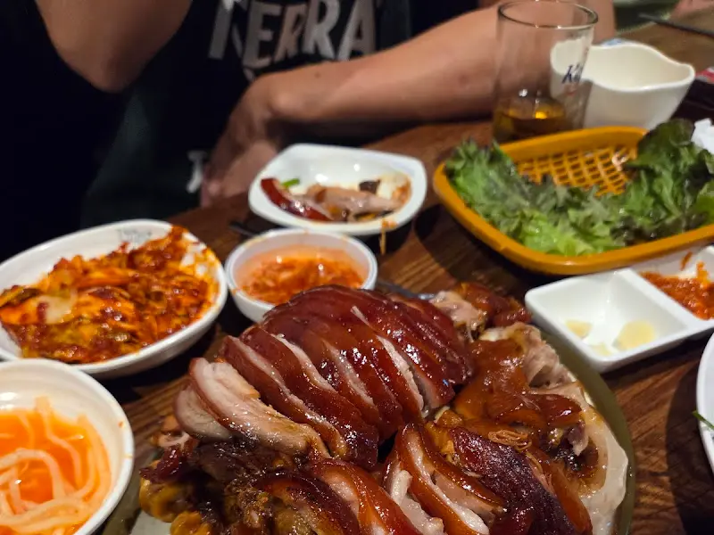 푸짐한 족발 한 상 차림