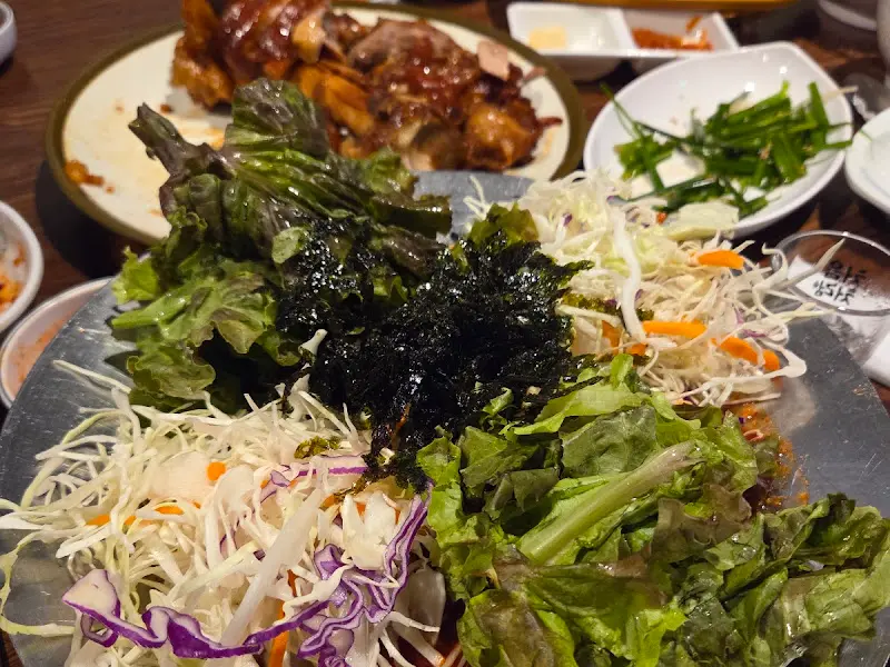 쟁반 막국수와 족발의 조화