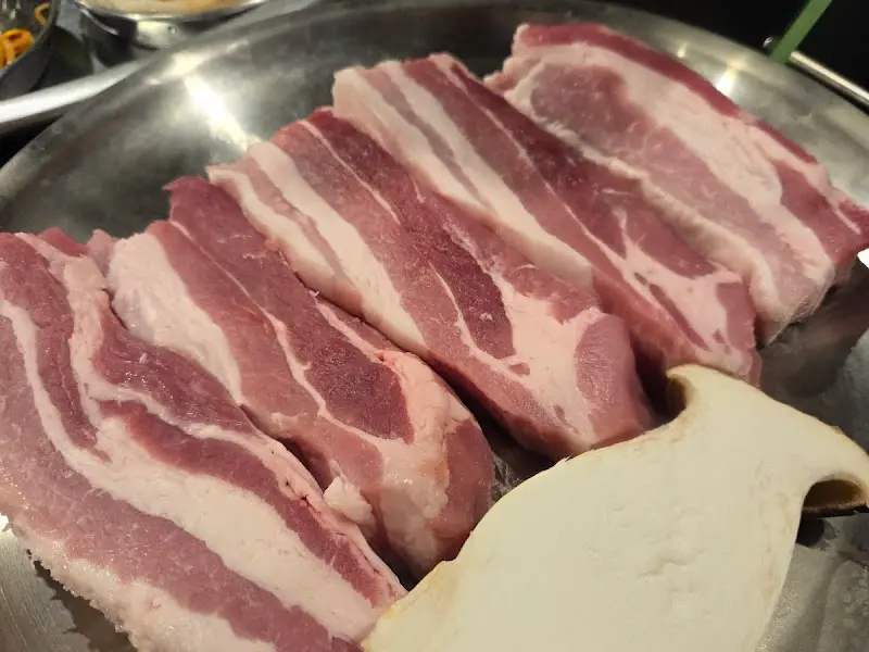 선홍빛의 신선한 삼겹살과 큼지막한 새송이버섯