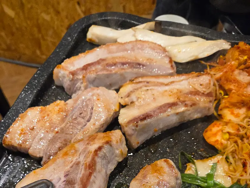 노릇하게 구워진 삼겹살