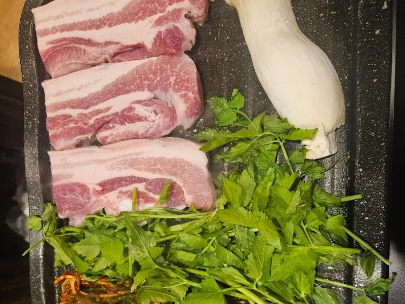 미나리, 버섯과 함께 구워지는 삼겹살