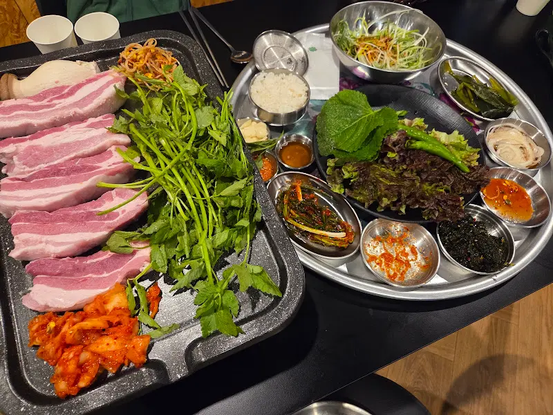 한상 가득 차려진 삼겹살과 밑반찬