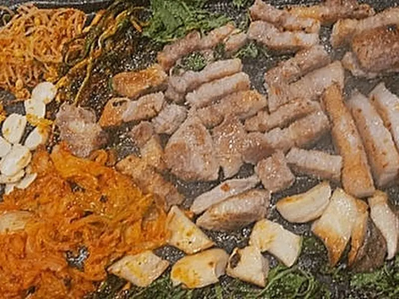 김치, 콩나물, 마늘과 함께 구워지는 삼겹살
