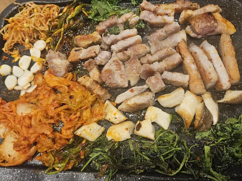 다양한 곁들임과 함께 구워지는 삼겹살