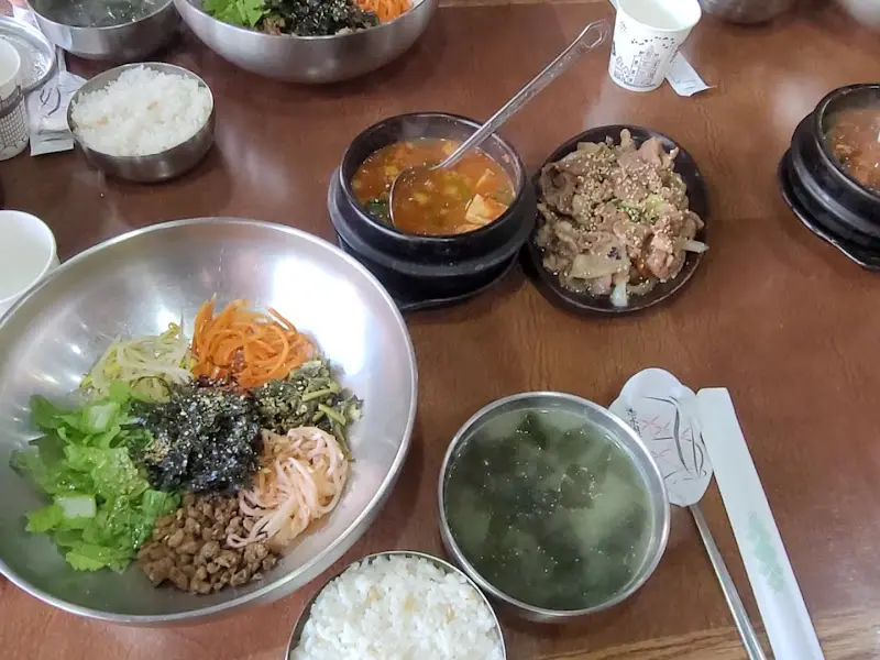 푸짐한 비빔밥 한 상 차림