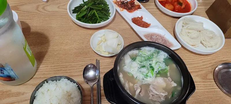 본가 돼지국밥 한상차림