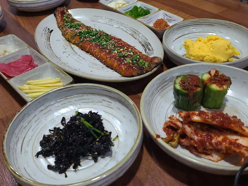 다채로운 밑반찬과 장어구이