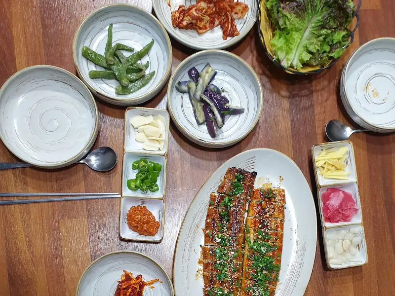 한 상 가득 차려진 장어정식