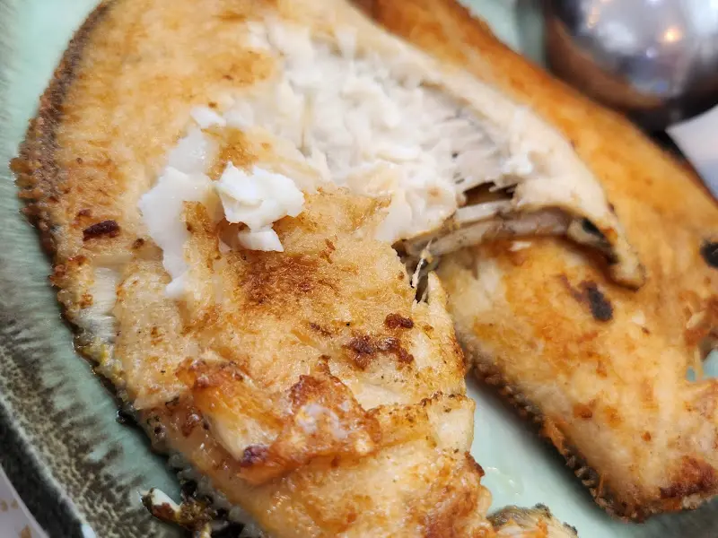 노릇하게 구워진 가자미 구이