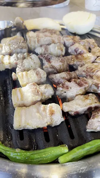 불판 위에서 익어가는 숙성 삼겹살