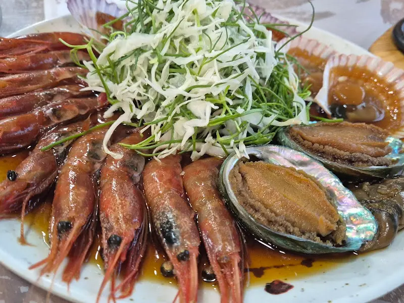 간장새우, 전복, 조개장이 담긴 간장세트