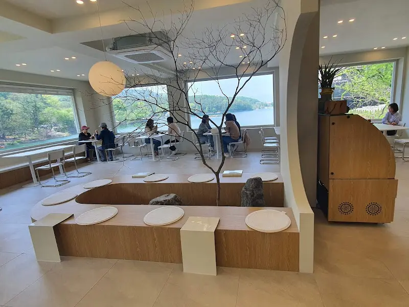 카페 내부 전경