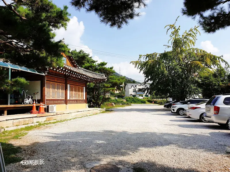 카페 외부 주차장