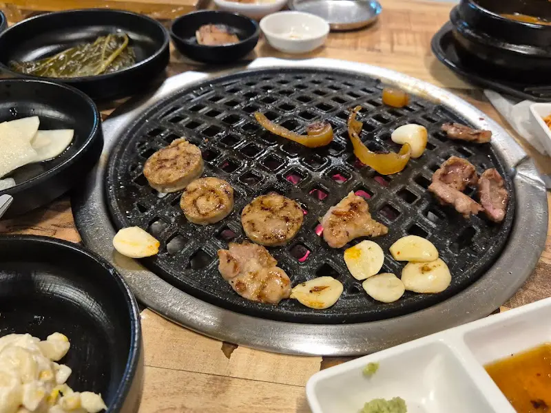 불판 위 떡갈비와 마늘