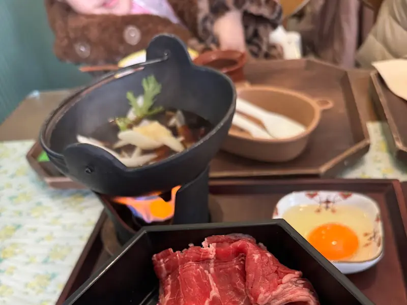 스키야키가 작은 냄비 안에서 보글보글 끓고 있는 모습