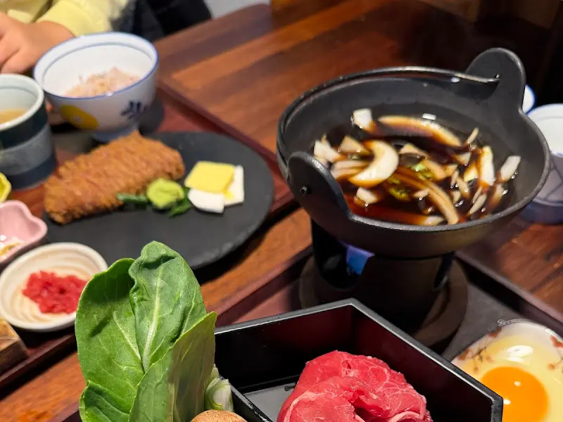 스키야키 한 상 차림의 풍성한 모습