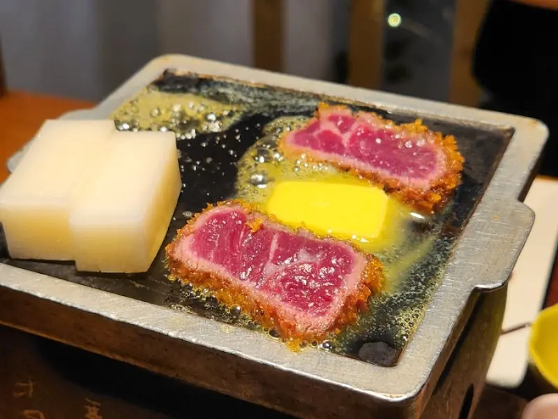 화로 위에서 지글지글 익어가는 규카츠