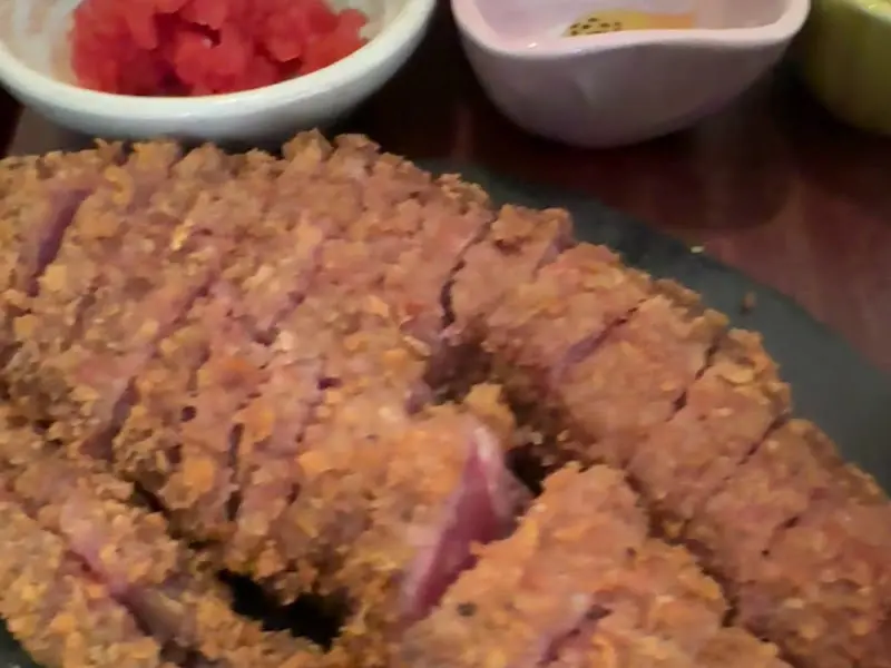 겉은 바삭하고 속은 촉촉한 규카츠 단면