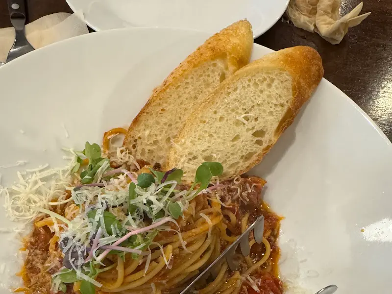 토마토 파스타와 빵