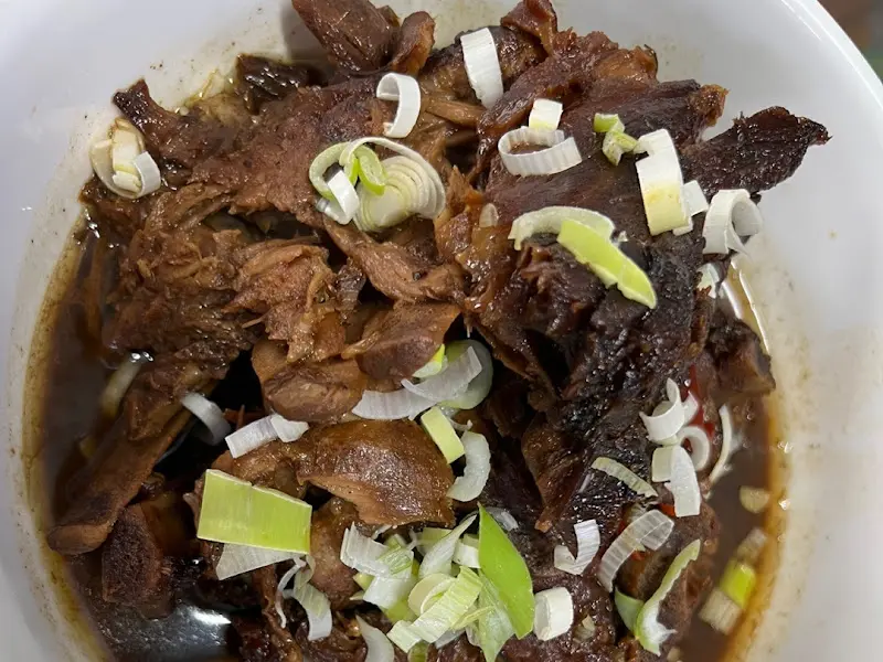 장육골국밥, 깊고 진한 국물에 풍성한 고기 고명이 인상적이다.