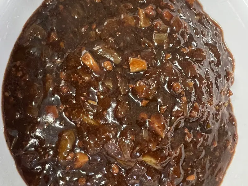 윤기가 흐르는 짜장 소스가 입맛을 돋운다.