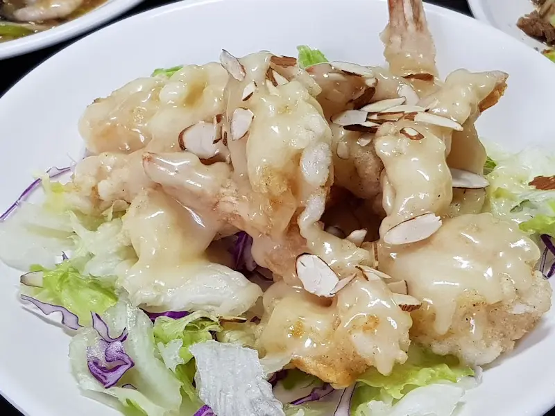 새콤달콤한 소스와 아몬드 슬라이스의 조화가 돋보이는 요리