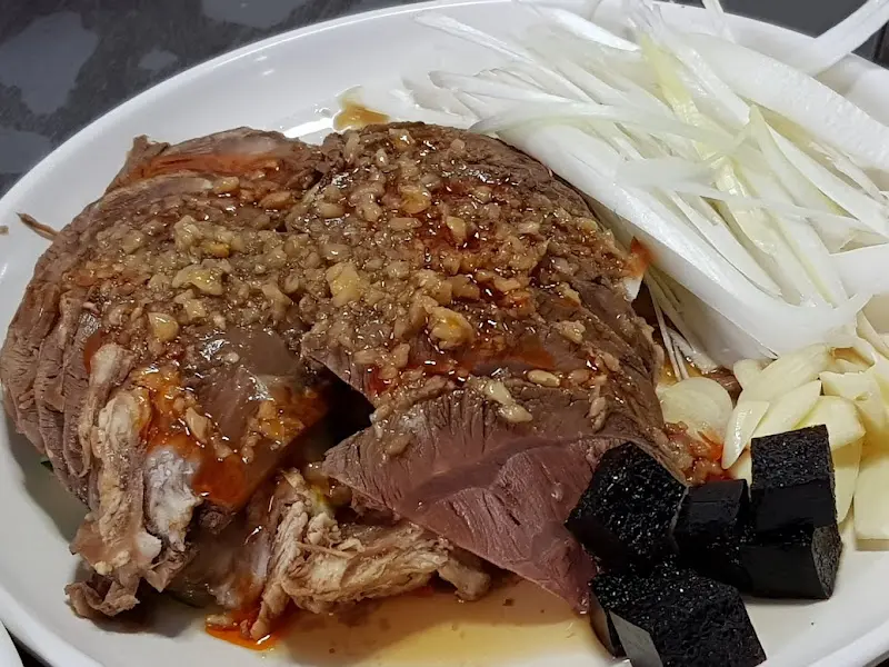 신선한 재료와 정성이 느껴지는 장육